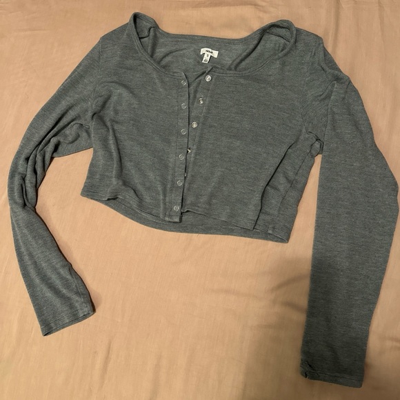 NWOT Aerie Bounce Crop Snap Button Cardigan
Women’s size L - Gray - Picture 4 of 6